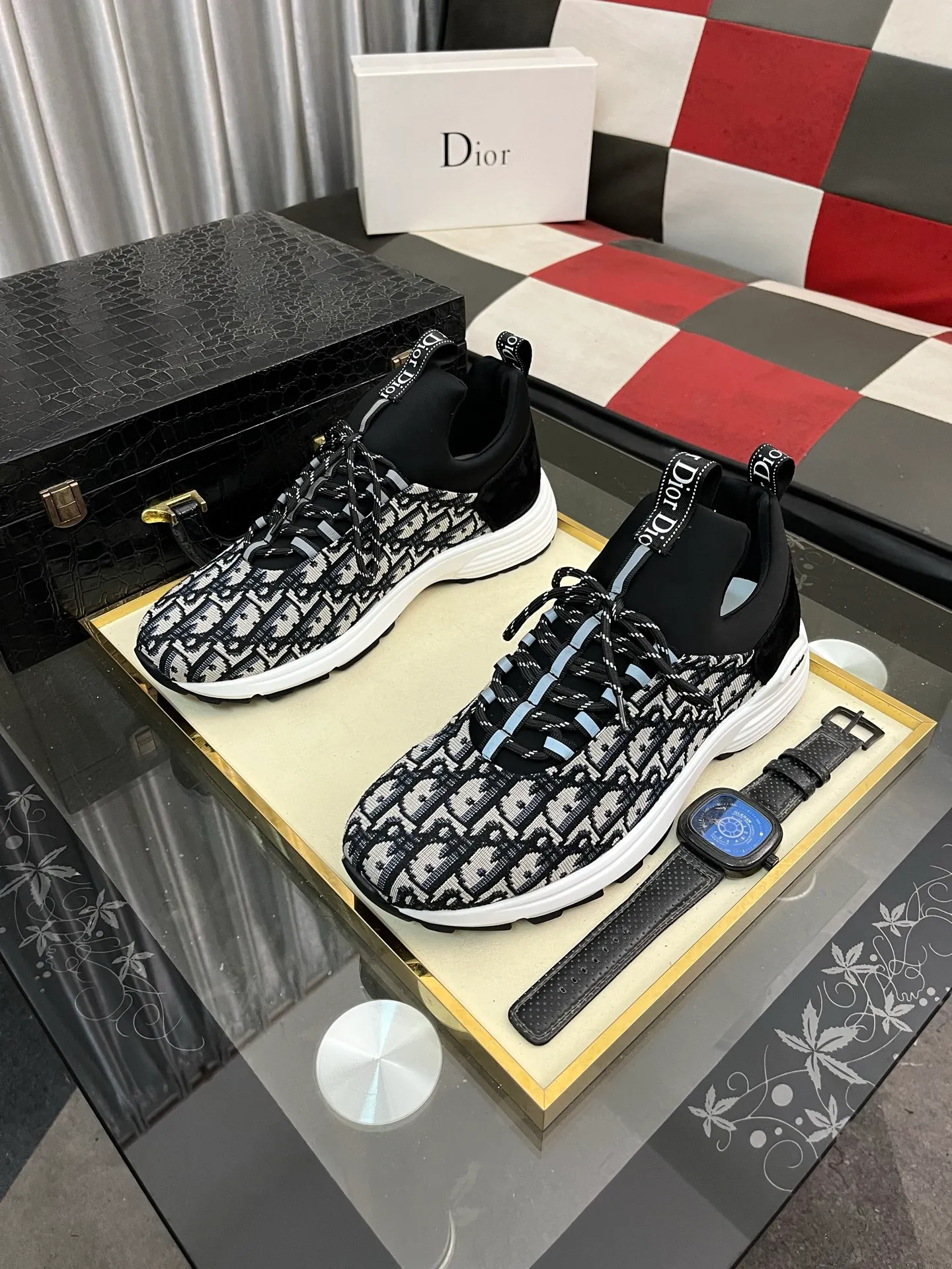 Men's Men's Shoes💰440⌚️⌚️ Dior's casual and sporty style combines the elements of dad's bag-soled shoes, successfully breaking through the dad shoe style that has been on the streets in recent years, and becoming a beautiful landscape in luxury goods. The fabric is high mercerized with breathable mesh, and the mesh on both sides of the shoe is made of three layers of composite technology. The bottom process uses package molding fabrics: imported high mercerized 🐂 cowhide stitching with original customized D-shaped mesh code number: 38-443️⃣Colors available